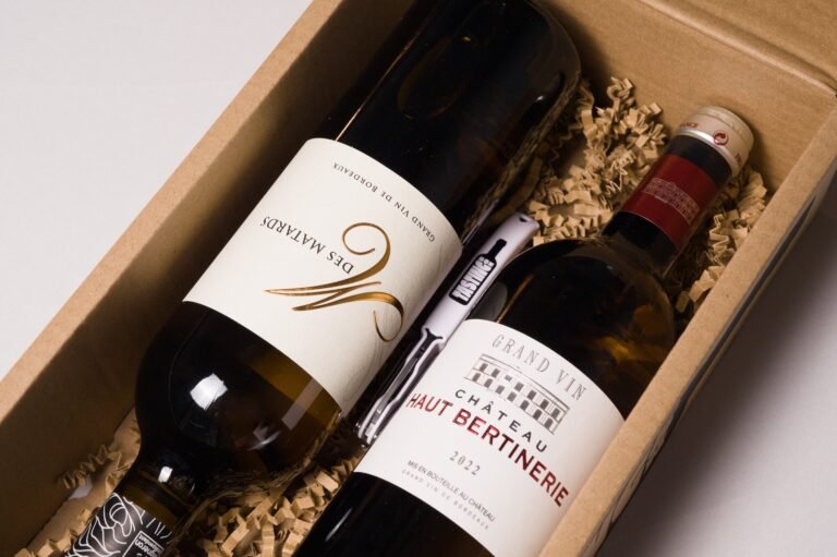 La Box Connaisseur ouverte : deux grands vins et le tire-bouchon dans leur coffret