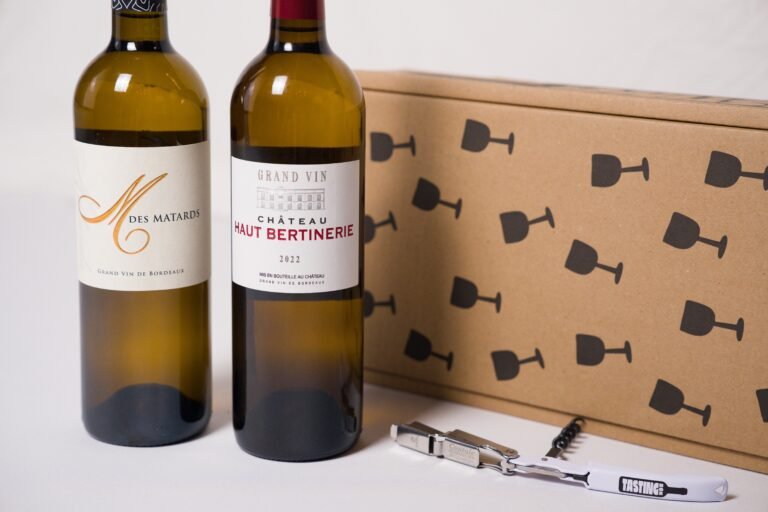 Deux bouteilles devant le coffret Tasting Box, avec le tire-bouchon