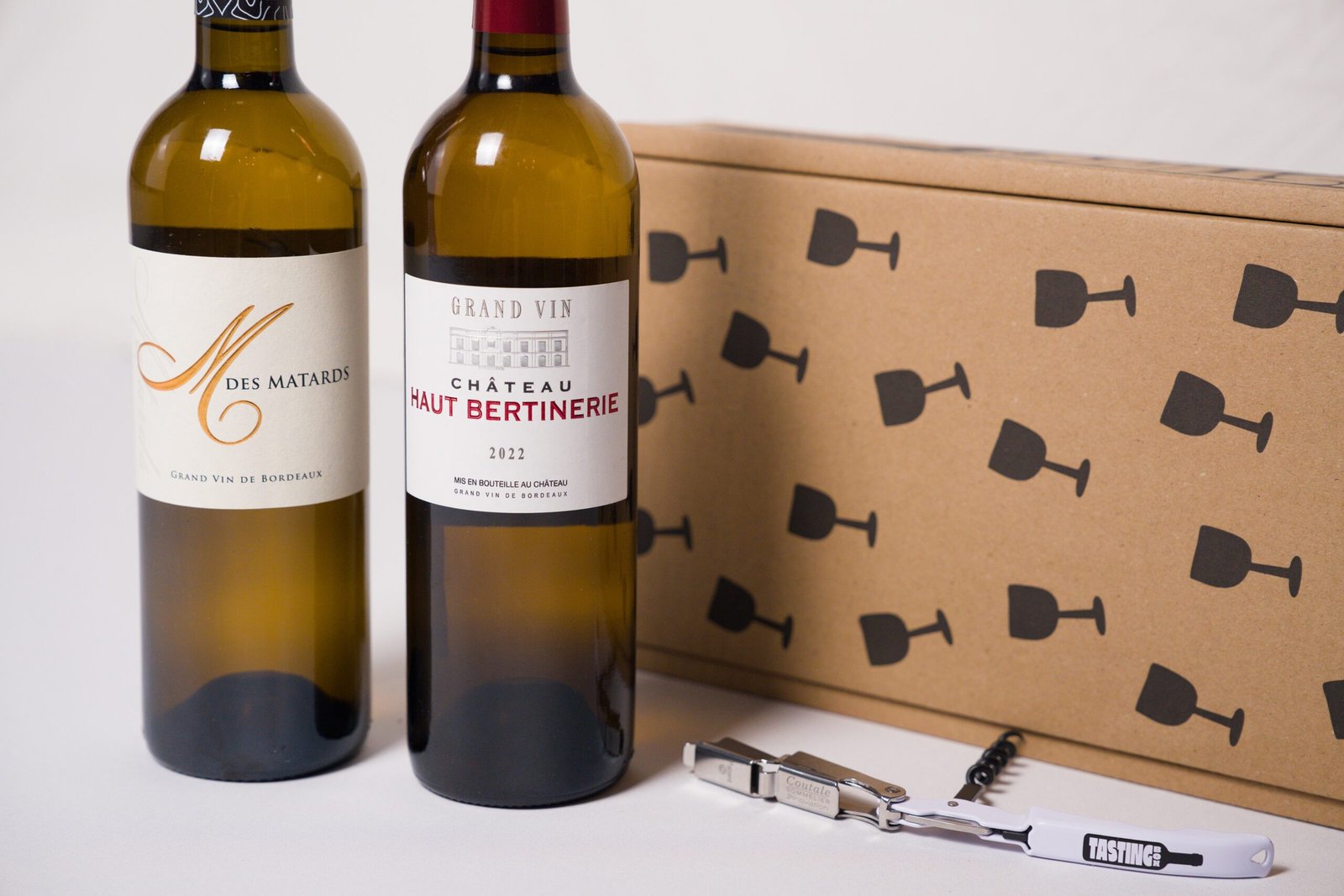 Deux bouteilles devant le coffret Tasting Box, avec le tire-bouchon