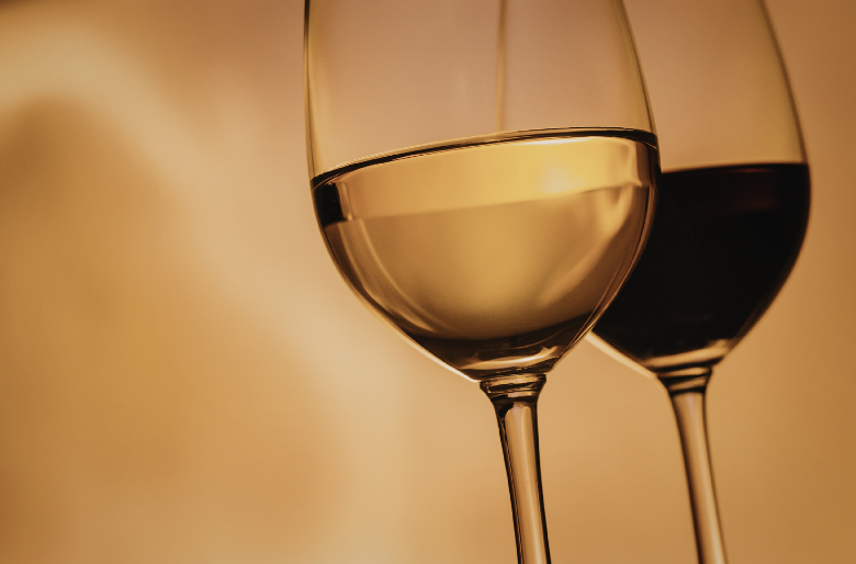 Robe du vin : comment analyser la couleur et l&rsquo;aspect du vin lors d&rsquo;une dégustation