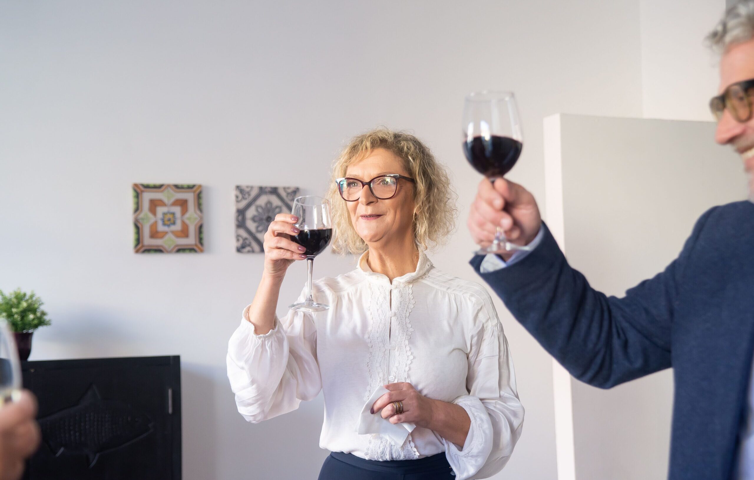 Organiser une dégustation de vin à la maison : le guide pour une expérience réussi